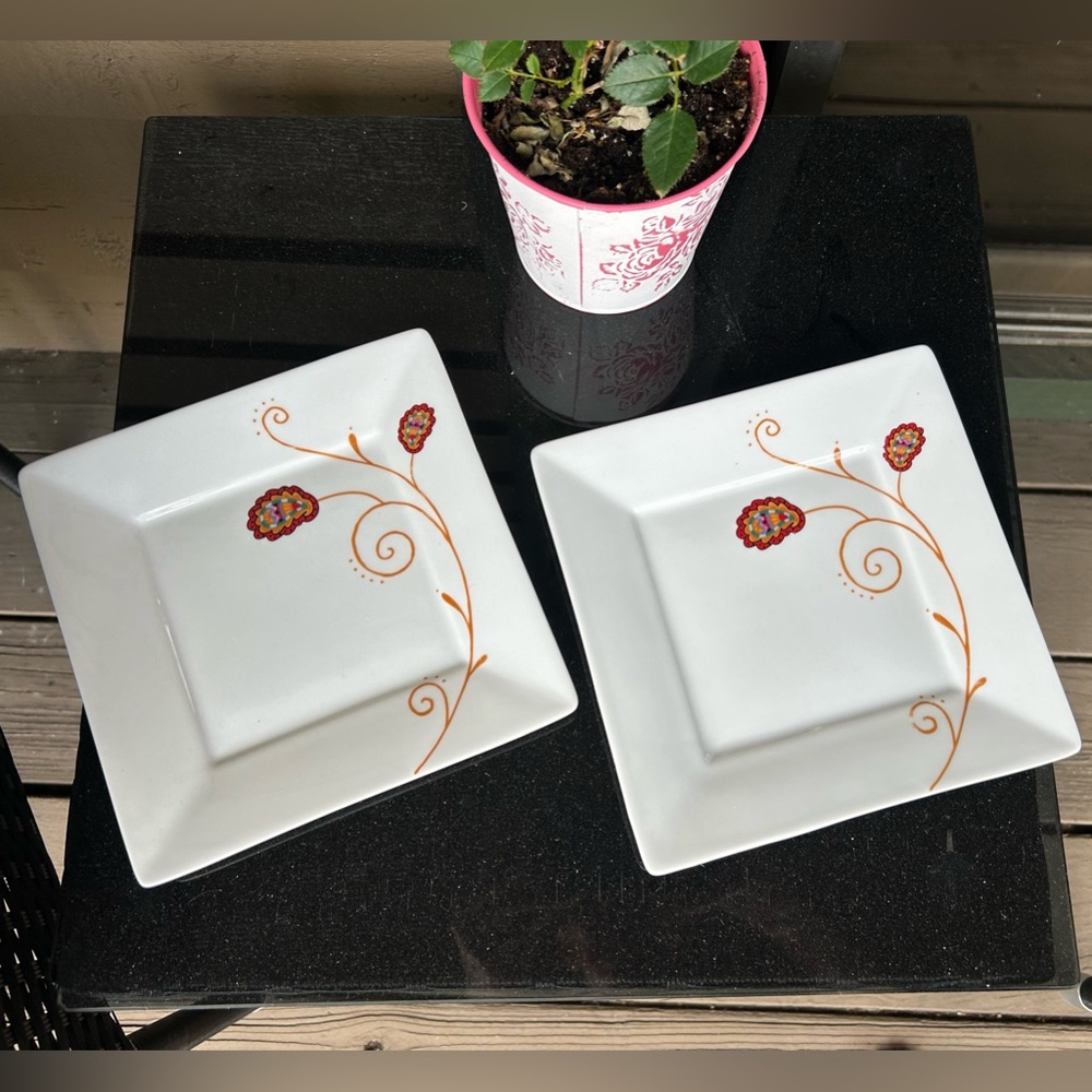 2 Everyday White 7 1/8” salad/dessert plates